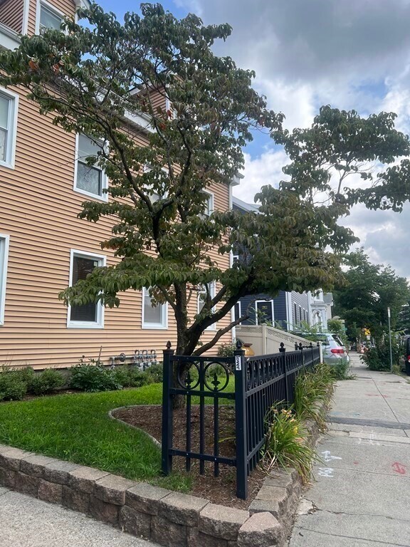 Building Photo - 147 River St