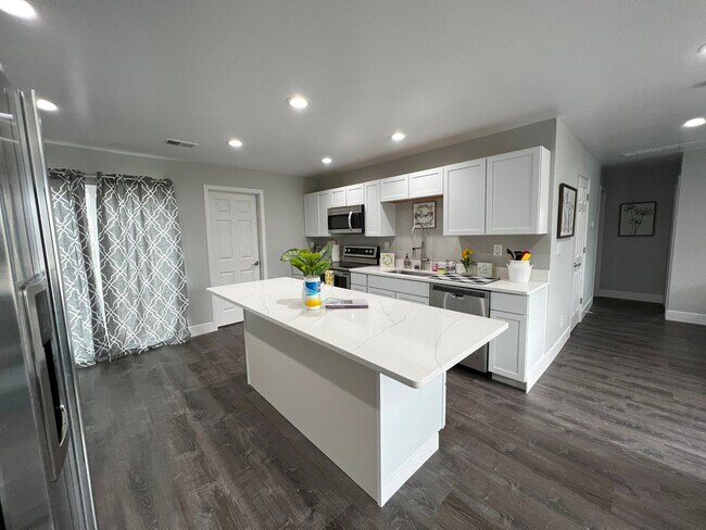 Building Photo - Fully Furnished rental with excellent central location in North cincinnati Suburbs