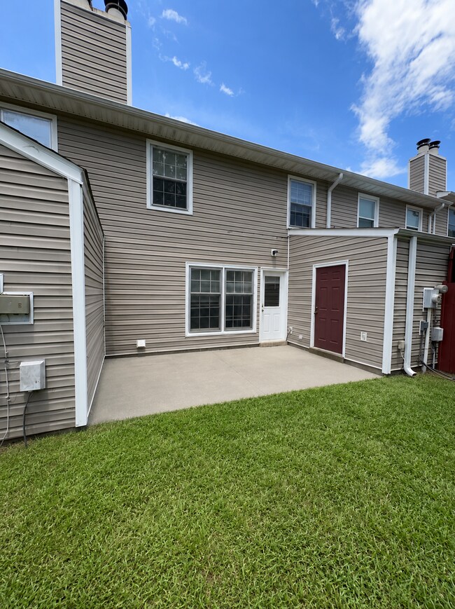 Building Photo - Charming 3 Bedroom Town House-116 Palace Cir.