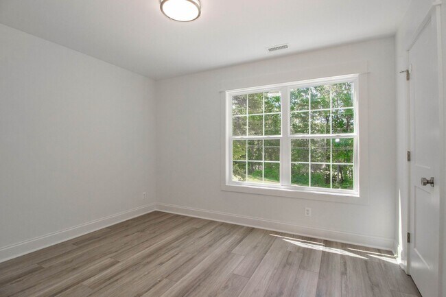 Building Photo - Lux Three Bedroom Townhouse in Sherrills Ford