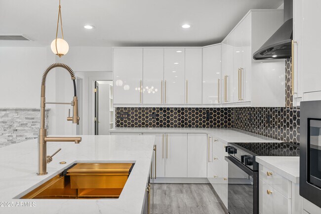 Building Photo - 2502 E Whitton Ave