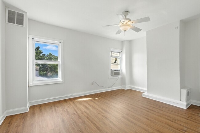 Building Photo - 877 W Lombard St