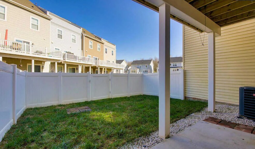 Building Photo - 517 Pebblebrook Ln