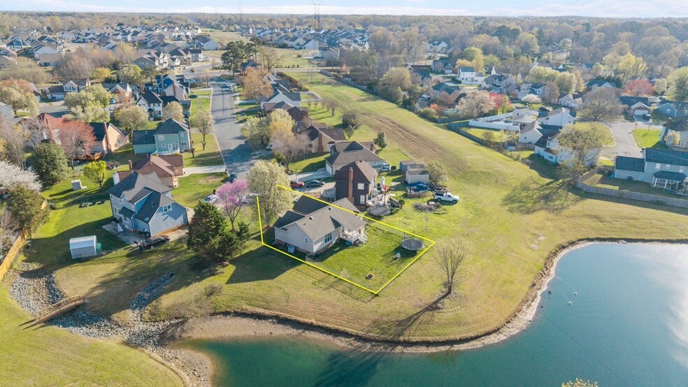 Property line - 3100 Fairington Dr