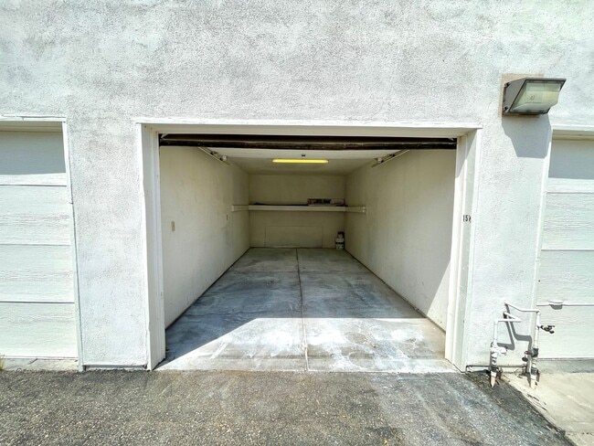 Building Photo - Great 1 Bedroom Condo in the Roadhaven Condos Gated Community!