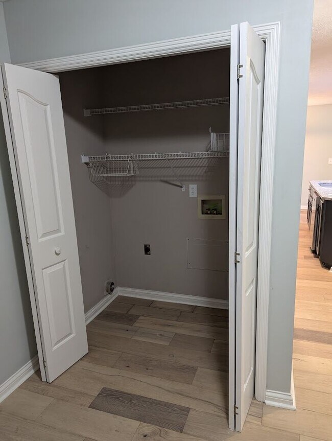 Building Photo - 3 bedroom 1 bath home with a basement and garage!