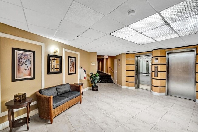 Building Photo - 3800 N Hills Dr