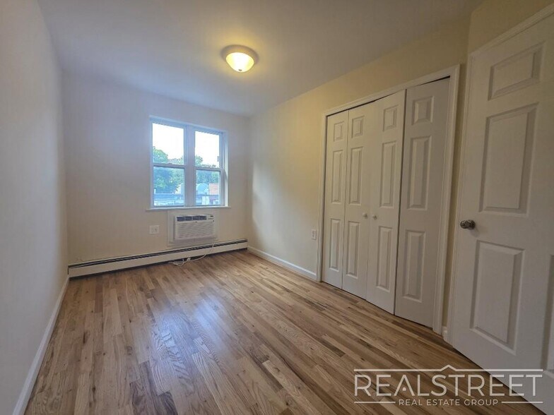 Building Photo - Spacious 2-3 Bed, 2 Bath Apartment with In...