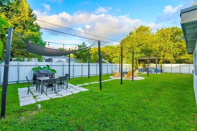 Building Photo - 695 NE 160th St