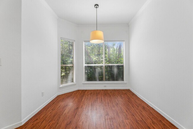 Building Photo - Amazing 1 bedroom, 1 bathroom Condo in Montevista!
