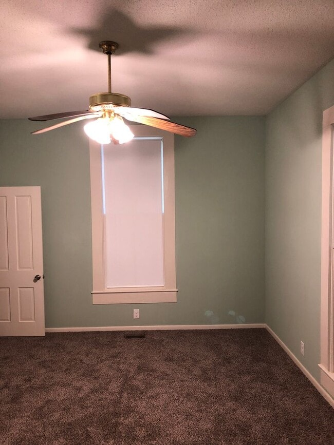 Building Photo - SPACIOUS THREE BEDROOM, TWO BATH HOME