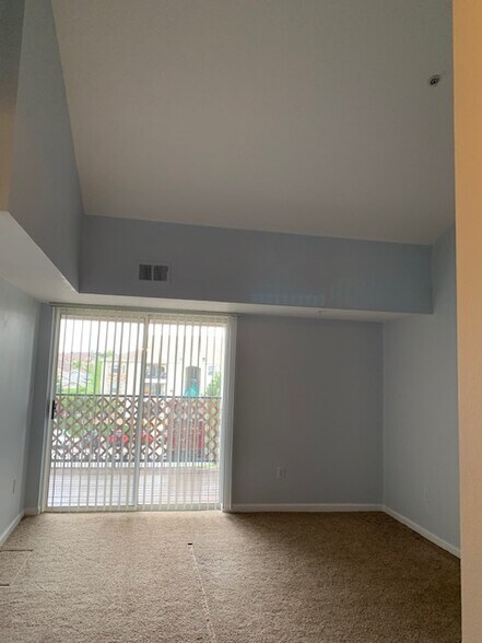 Building Photo - 12183 W Cross Dr