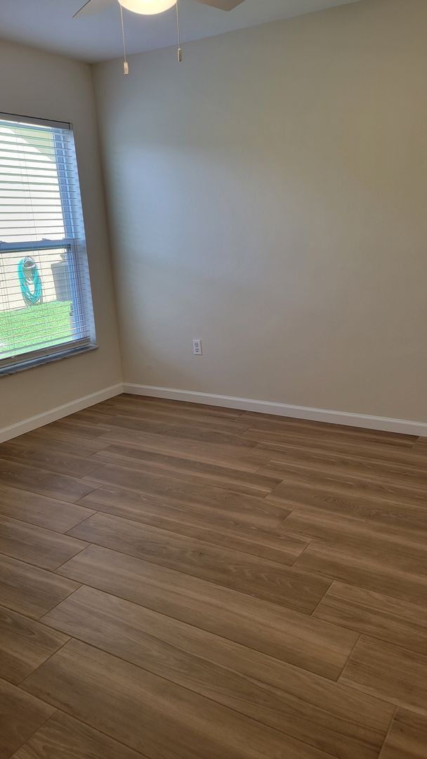 Building Photo - PENDING LEASE-Annual unfurnished 4/2 SFH i...