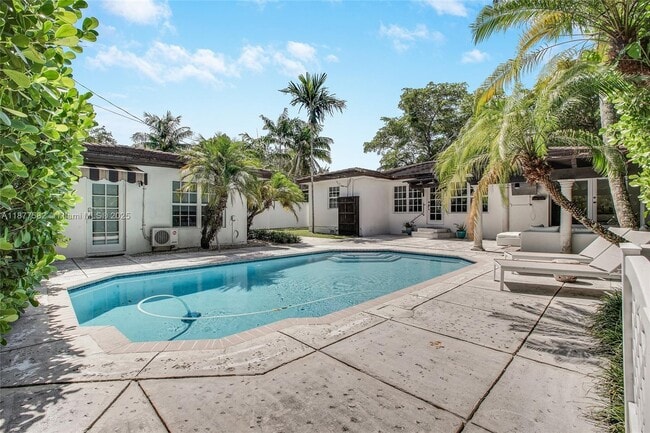 Building Photo - 1161 Sunset Dr
