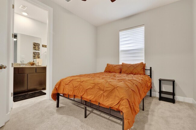 Building Photo - 21711 Emerton Cres Wy