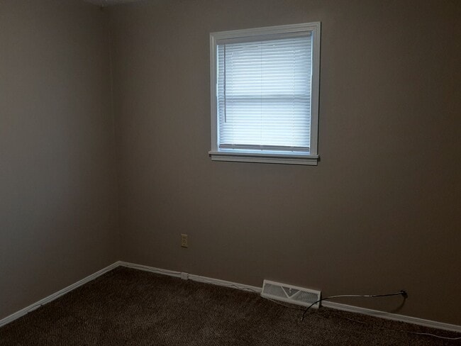 Building Photo - 3 Bedroom 2 bath $1250! Basement! 2 Car ga...