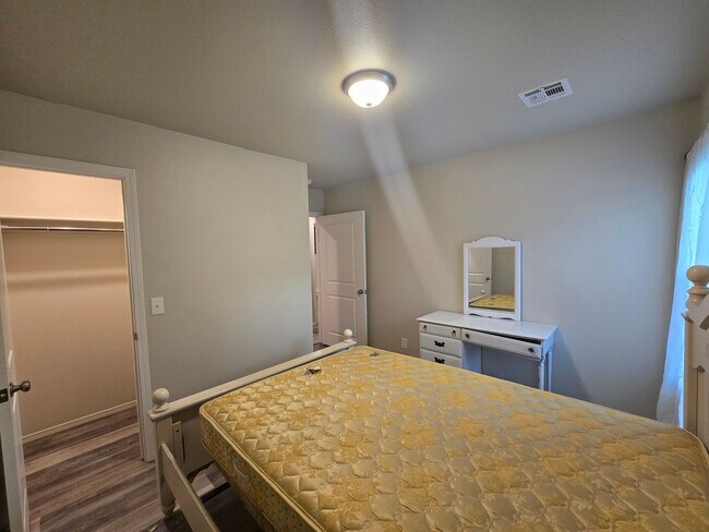 Building Photo - Modern comfort meets convenience in this b...