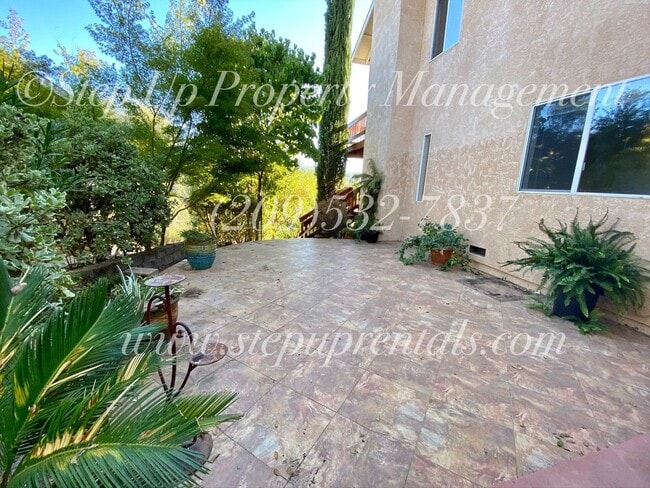 Building Photo - Elegant Hilltop Estate with Breathtaking V...