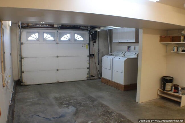 Building Photo - Charming Split-level Home in North Tacoma