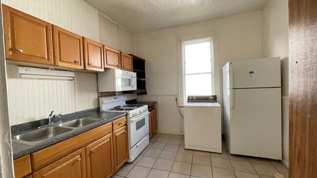 Building Photo - Downstairs - 1 Bedroom 1 Bath Apt