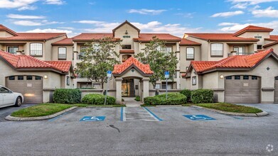 Building Photo - Immaculate 2-Bedroom Condo in Prime Locati...