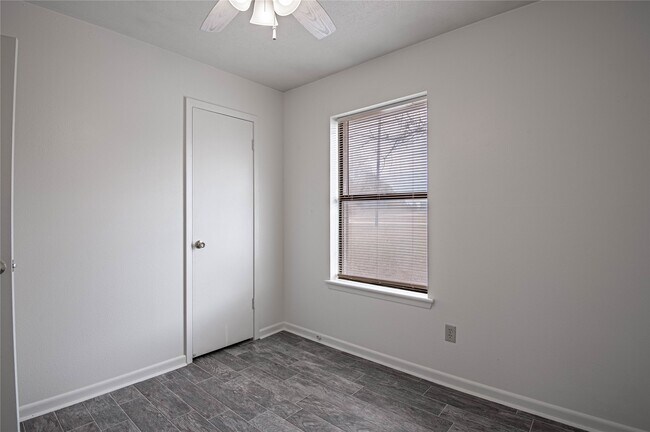 Building Photo - 4 Barre Ln