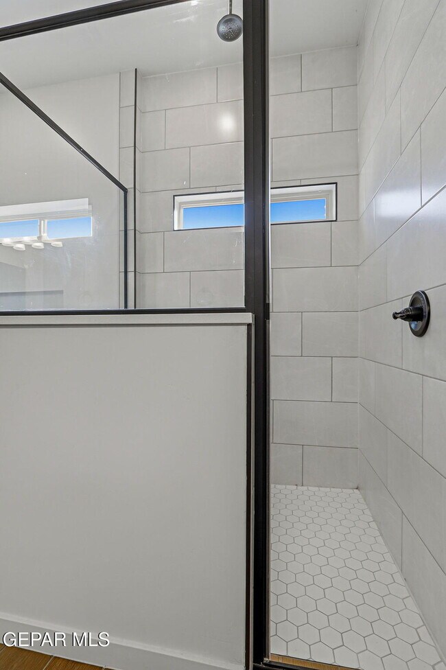 Building Photo - 244 Farnborough St