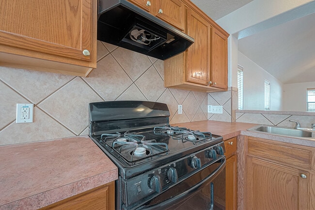 Building Photo - Spacious 3-Bedroom, 2-Bathroom Home with F...