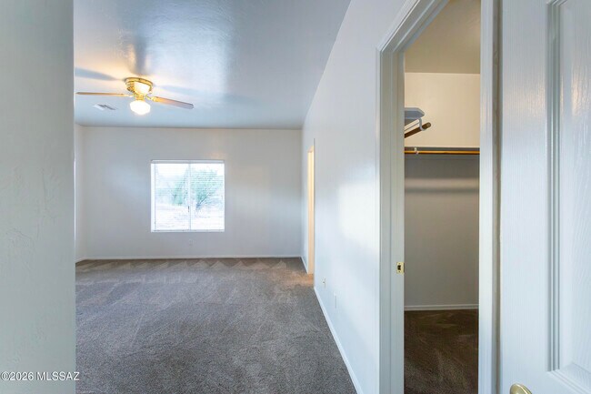 Building Photo - 392 Falcon Ct