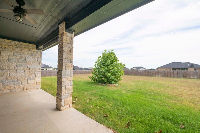 Building Photo - AVAILABLE NOW!