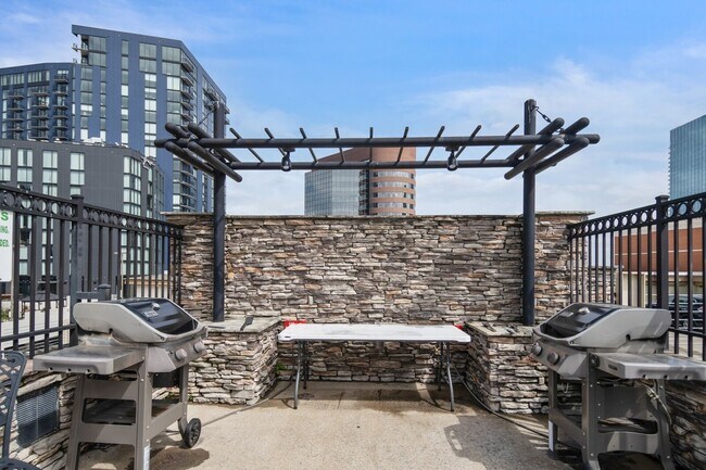 Building Photo - Penthouse-level 1 bed / 1 bath Condo at Bristol on Broadway