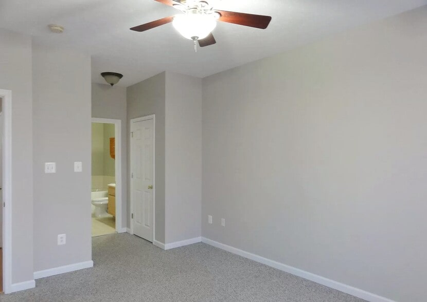 Grand bedroom - 334 Lora Dr