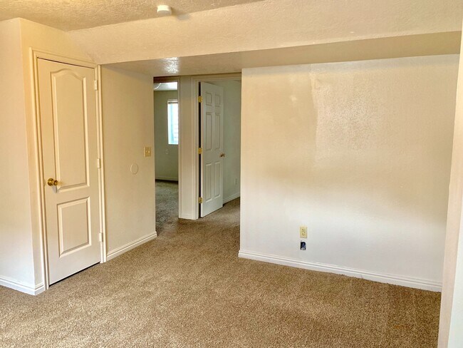 Building Photo - Three Bedroom Gem in Salt Lake City; Clean...