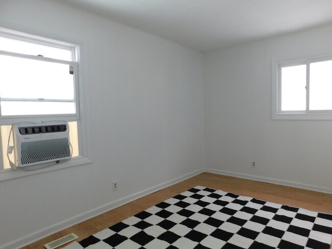 Building Photo - 33 Hawthorne Ln