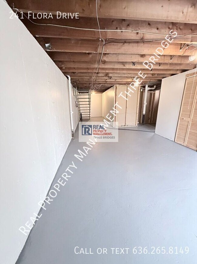 Building Photo - 241 Flora Dr