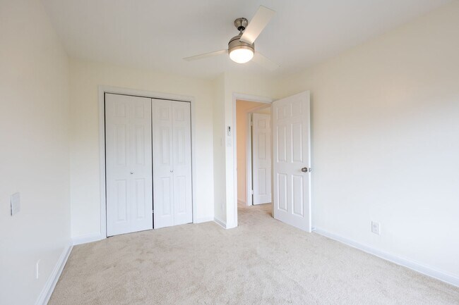 Building Photo - Charming 3 BR/2.5 BA 2-Level Condo in Cath...