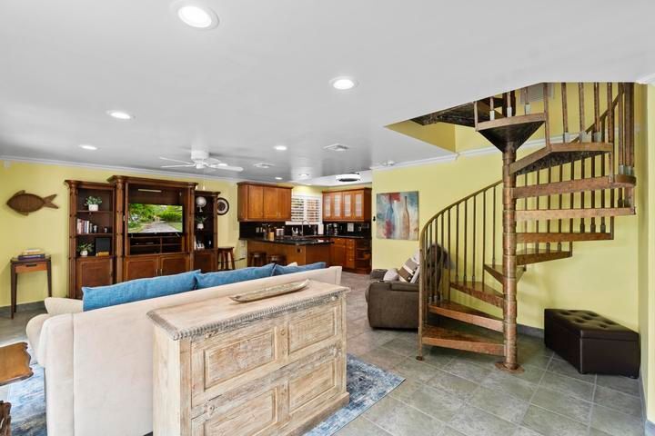 Building Photo - 614 SE 5th Ct