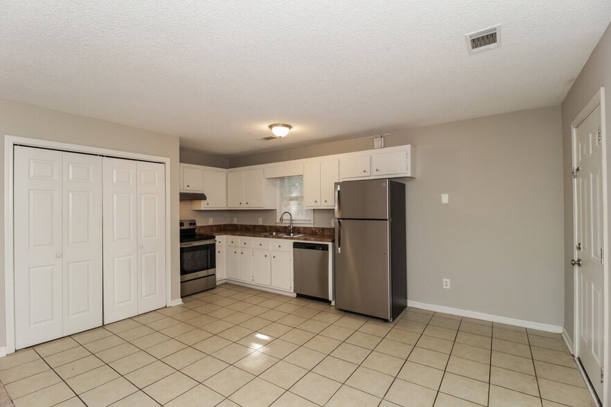 Building Photo - 13 Habersham Cir NE