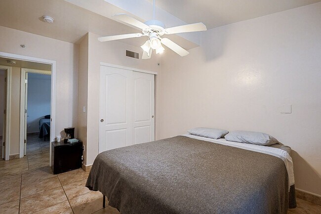 Building Photo - 928 E 6th St