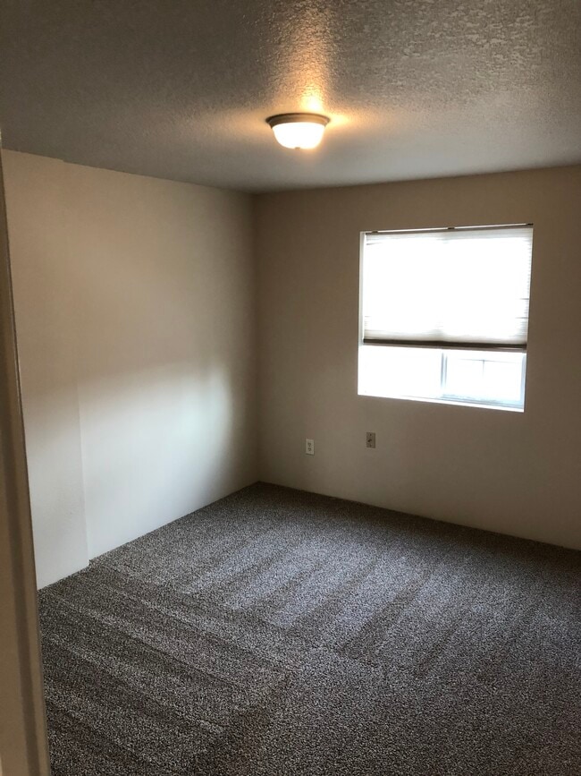 Building Photo - 601 NE Sandstone Ct