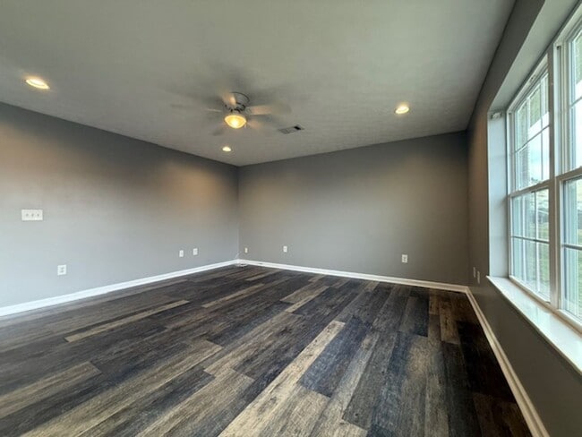 Building Photo - Move In Ready!!