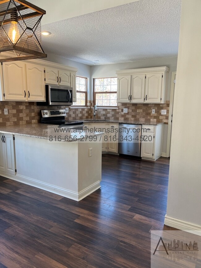Building Photo - Beautiful California Split in Platte County