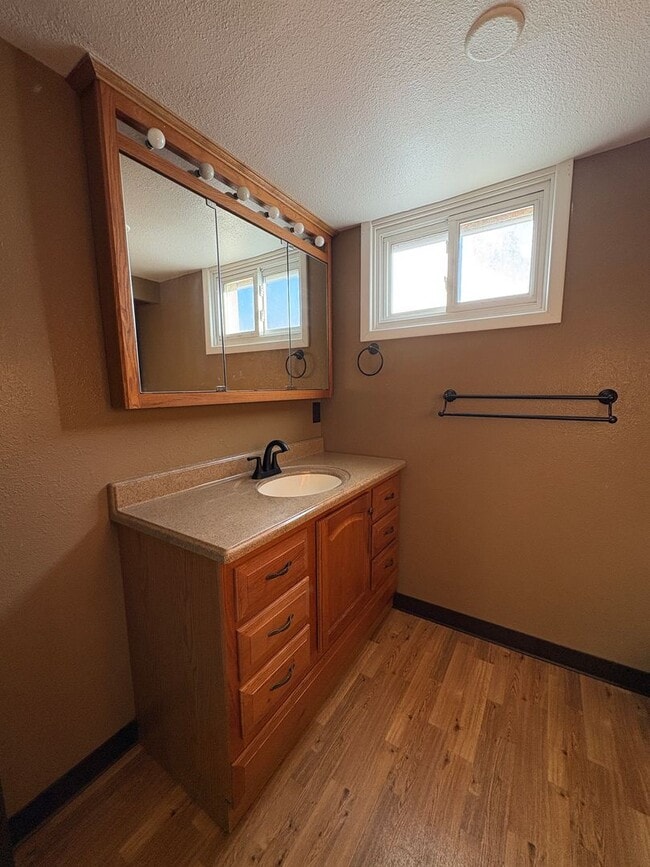 Building Photo - 3 bedroom 2 bathroom house