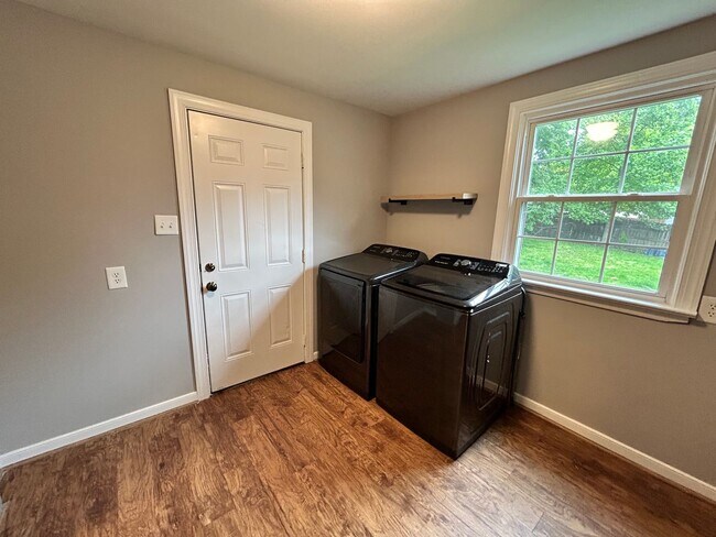 Building Photo - 1124 Bridle Ln