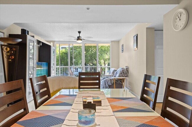 Building Photo - 609 E Sheridan St