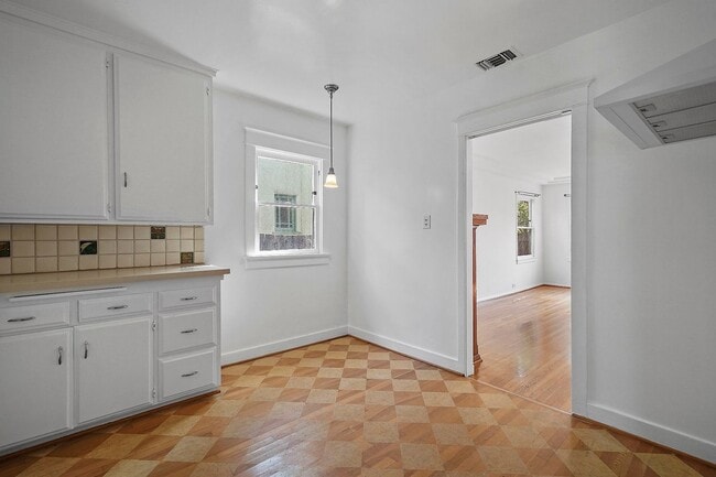 Building Photo - Enchanting Bungalow w/English Flower Garden in Venice- 2 Bedrooms 1 Bath