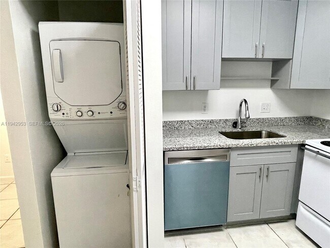 Building Photo - 10992 Royal Palm Blvd