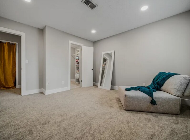 Building Photo - 301 Deerpoint Dr