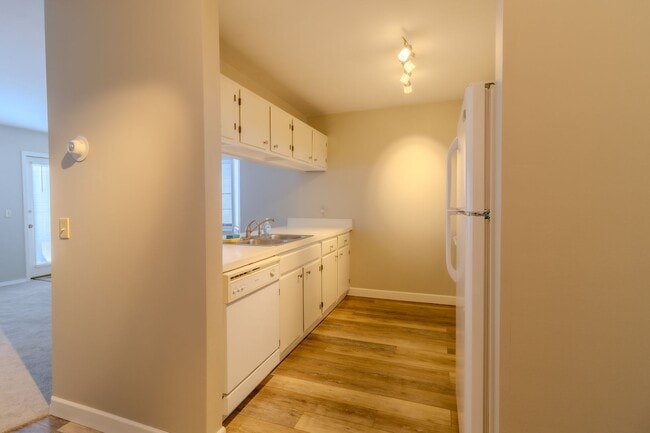 Building Photo - Charming, Updated Condo in Prime Downtown Traverse City Location!