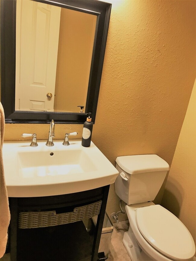 Building Photo - Beautiful 4Bd x 2.5Bath w/ HUGE Backyard &...